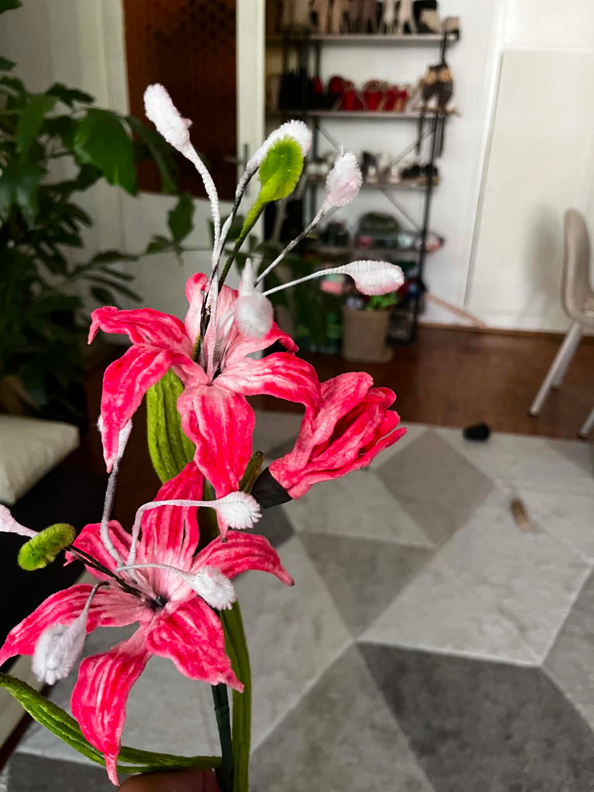 Kézműves zsenília tűzliliom pink piros csíkos szirmokkal fehér porzókkal